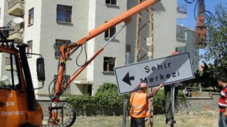 Sungurlu'da Cadde Ve Sokaklara Yol G&ouml;sterici Levhalar Asıldı
