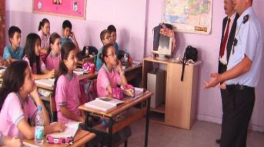 Polisler Mesleklerini &Ouml;ğrencilere Tanıttı
