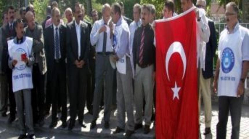 T&uuml;rk Eğitim-sen'den "bayrak" Şiir'ine Destek