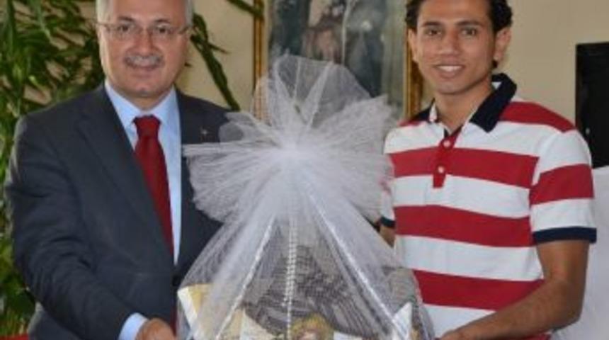 Olimpiyat Şampiyonu Tazeg&uuml;l'den Vali Daş&ouml;z'e Ziyaret