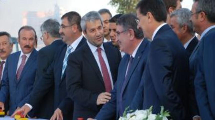 'Bir Tarafta Kurşun Atacak Hainler, Bir Tarafta Har&ccedil; D&ouml;kecek Ustalar'