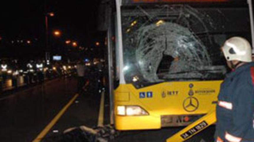 Metrob&uuml;s yolunda &ouml;l&uuml;ml&uuml; kaza