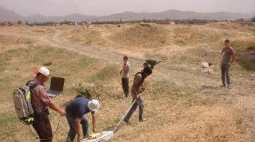 Van Kalesi&rsquo;ndeki Kazı &Ccedil;alışmaları