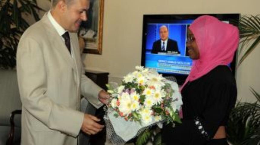 Manisa'da Okuyan Somalili Kız &Ouml;ğrenciler, &Uuml;lkelerine Hemşire Olarak D&ouml;necek