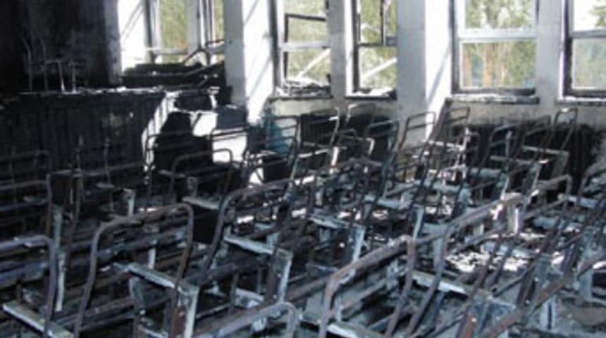 Ter&ouml;ristler Şemdinli'de okul yaktı!