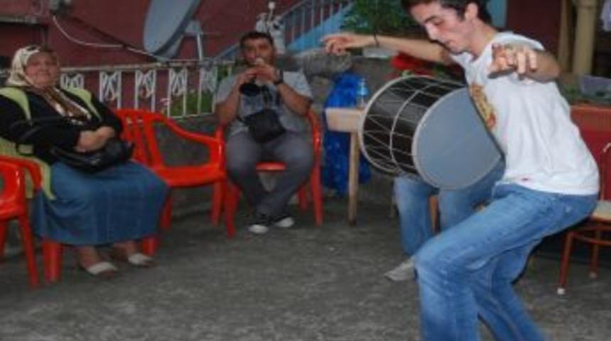 Ter&ouml;re İnat Davul Zurna Eşliğinde Askere Gidiyorlar