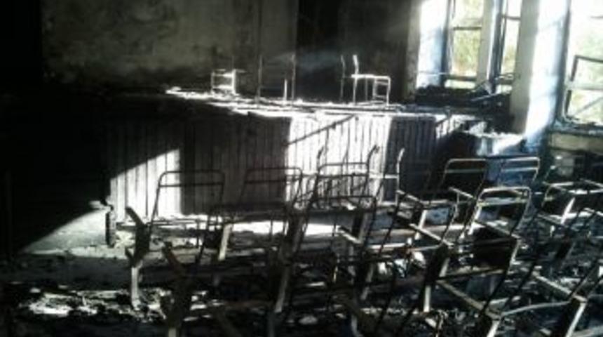 Şemdinli'de İlk&ouml;ğretim Okulu Kundaklandı