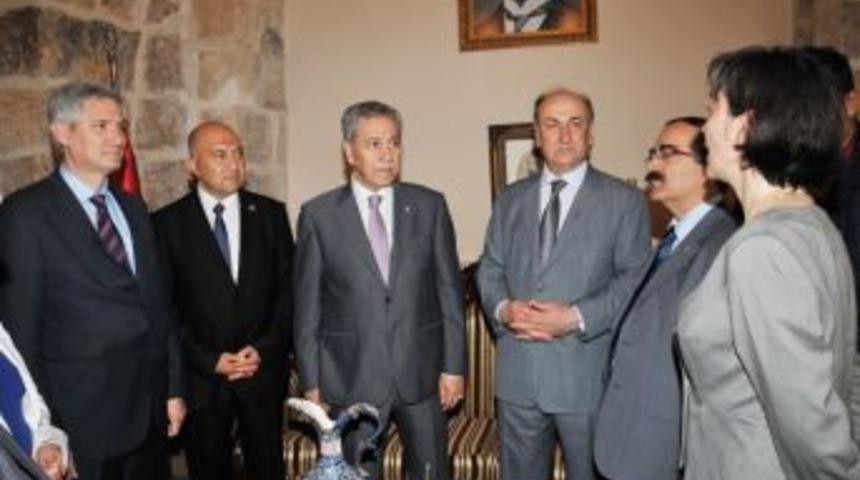 Arın&ccedil; Ramazanoğlu konağını inceledi