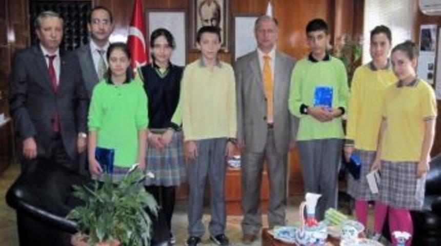 Kaymakam &Ouml;ğrencilere Kitap Hediye Etti