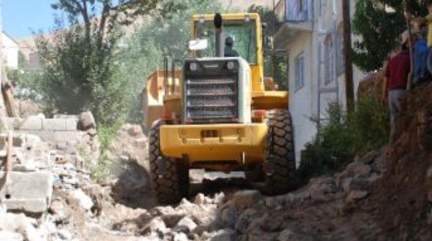 Bitlis Belediyesi Yeni Yol Açma Çalışmalarına Devam Ediyor