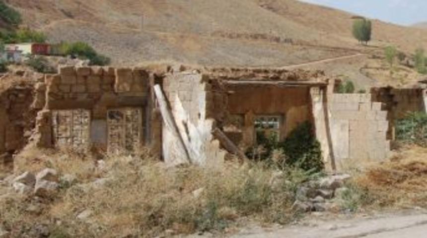 Bitlis&rsquo;te Vakfedilen Eserler Yıkılmaya Terk Ediliyor