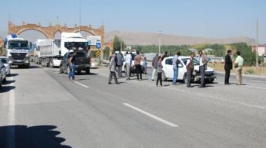 Patnos’ta Trafik Kazası, 3 Yaralı