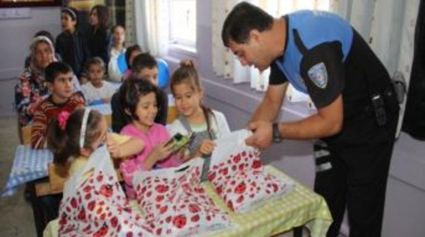 Karaman Polisi&rsquo;nden İhtiya&ccedil; Sahibi &Ouml;ğrencilere Kırtasiye Yardımı