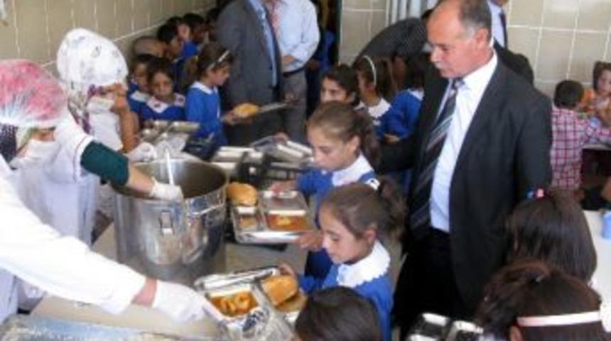 İl&ccedil;e Milli Eğitim M&uuml;d&uuml;r&uuml; G&uuml;ndeş, &Ouml;ğrencilerin Yemeğini Kontrol Etti