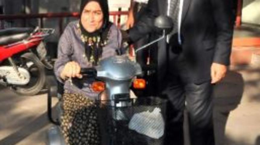 Engelli Kadının Akülü Araba Sevinci
