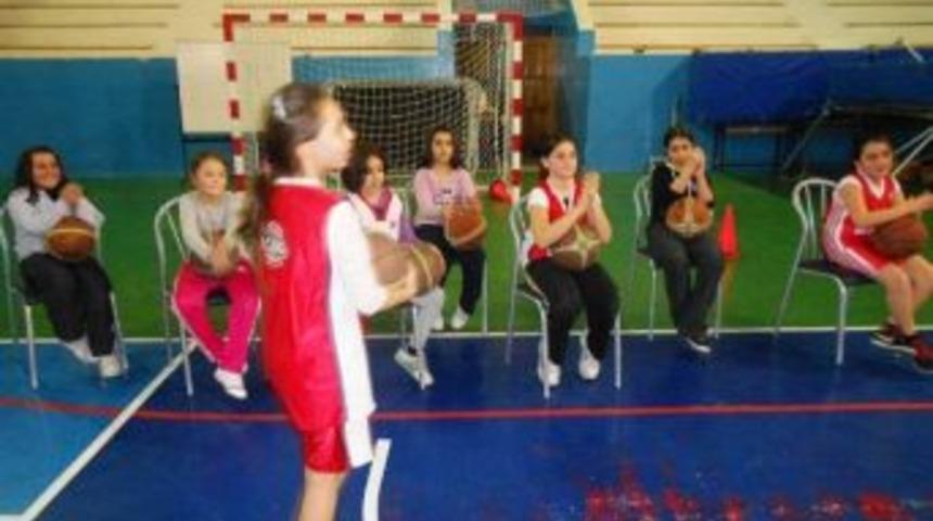 12 Dev Adam Basketbol Okulları &Ccedil;alışmalarına Başladı