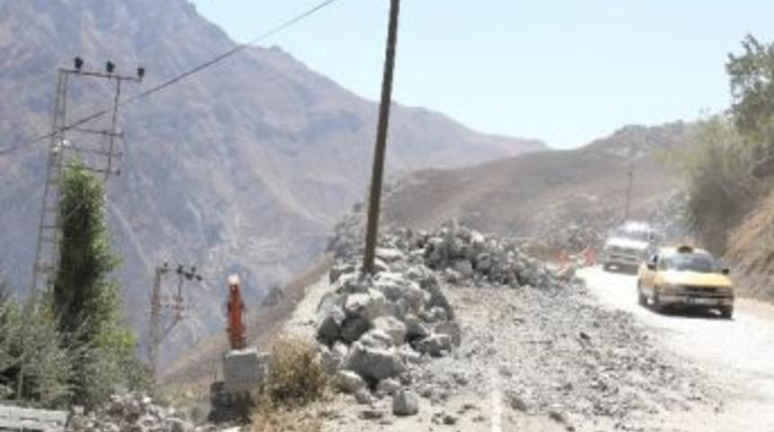 Hakkari Belediyesi'nin İstinat Duvarı &Ccedil;alışması
