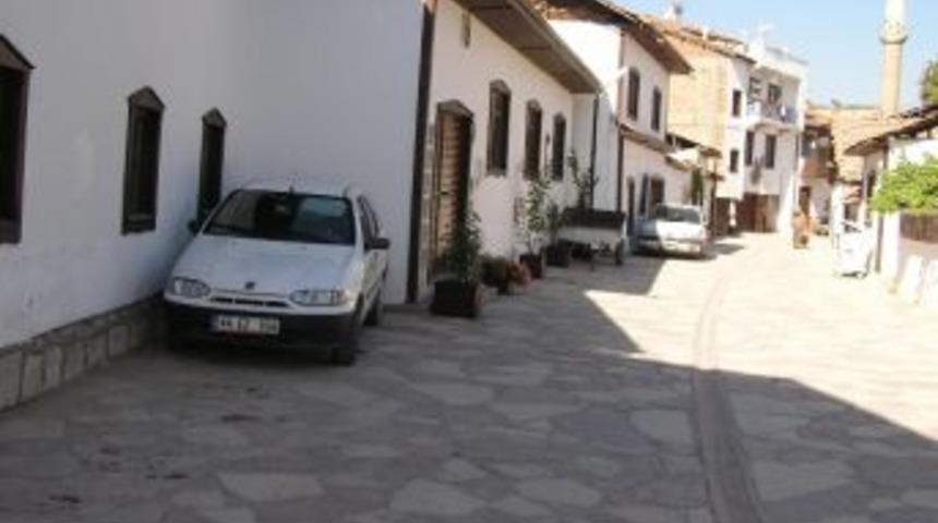 &ldquo;sanat Sokağı&rsquo;nda Otomobillerin İşi Ne?&rdquo;