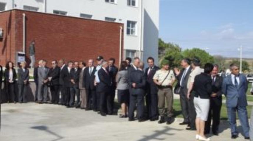 Valiyi Karşılamak İ&ccedil;in Kuyruğa Girdiler