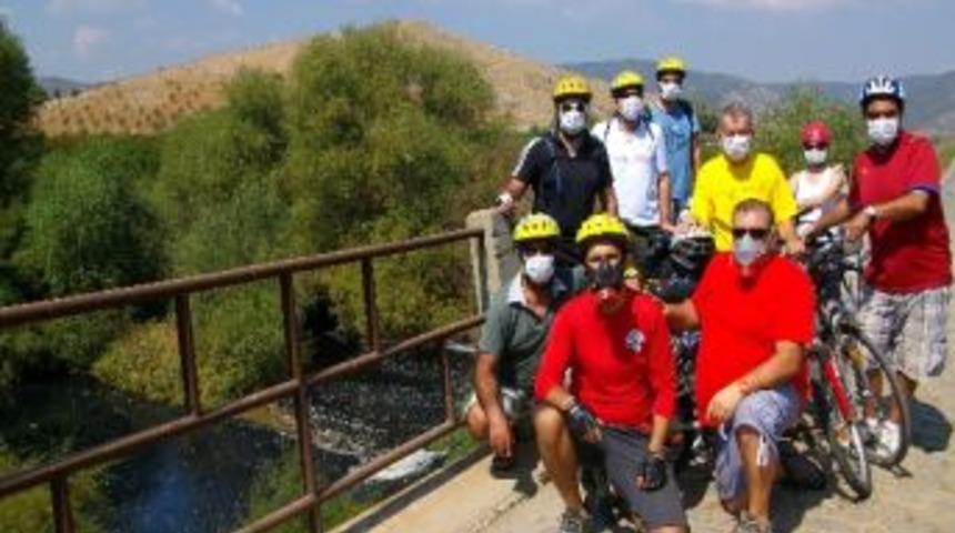 K&uuml;&ccedil;&uuml;k Menderes Nehri'ndeki Kirliliğe Dikkat &Ccedil;eken Bisiklet&ccedil;iler 'maske' Taktı