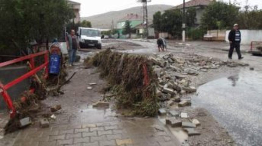 Sarık&ouml;y Beldesi Yaşanan Sel Felaketi Sonrası Yaralarını Sarıyor