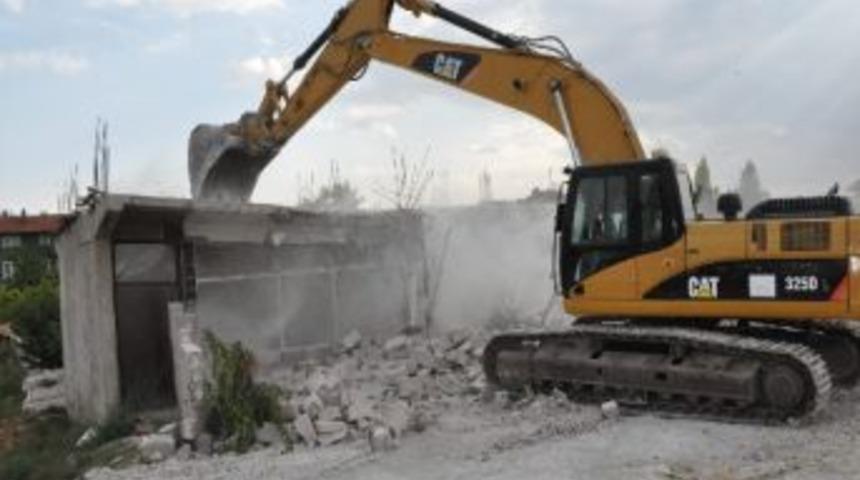 Meram&rsquo;da Ka&ccedil;ak Yapılar Yıkılıyor