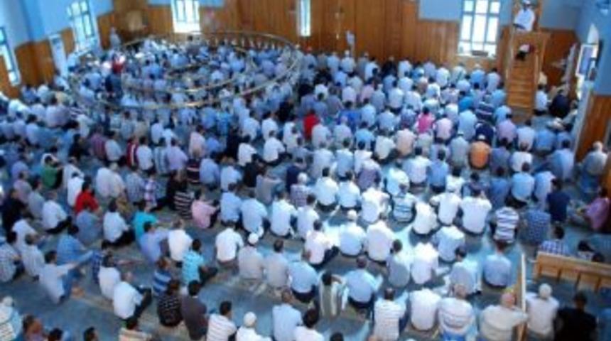 Cuma Namazı Hutbesinde Gazi Ve Şehitler Anıldı