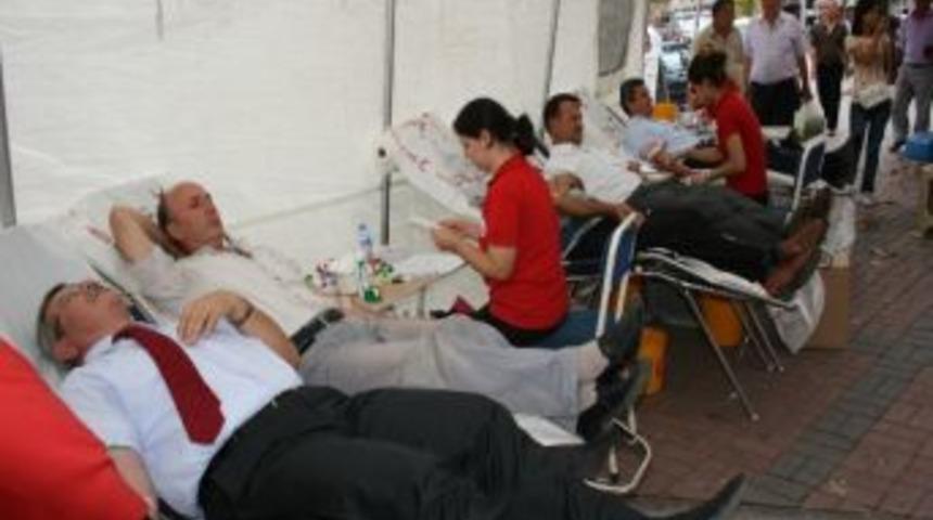 &Ccedil;aycuma Da Ak Partiden Kan Bağışı