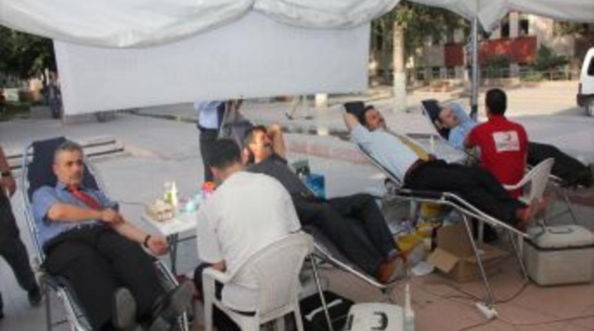 Vali &Ouml;zcan Teşvik Etti, Personeli Kan Verdi