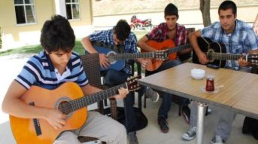 Nk&uuml;&rsquo;de Gitar Ve Bağlama Kursu