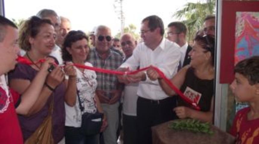 K&uuml;&ccedil;&uuml;kk&ouml;y Belediye Başkanı Ergin Ebru Sergisi A&ccedil;tı