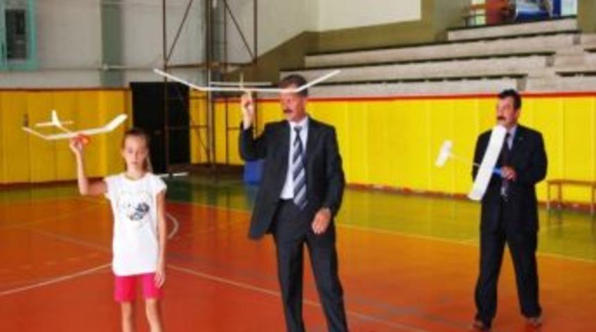 &Ouml;ğrencilerine &Ouml;ğretebilmek İ&ccedil;in Model U&ccedil;ak Yapımını &Ouml;ğrendiler