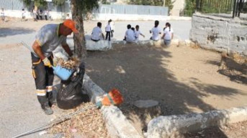 Karşıyaka Belediyesi Okul Bah&ccedil;elerine Girdi