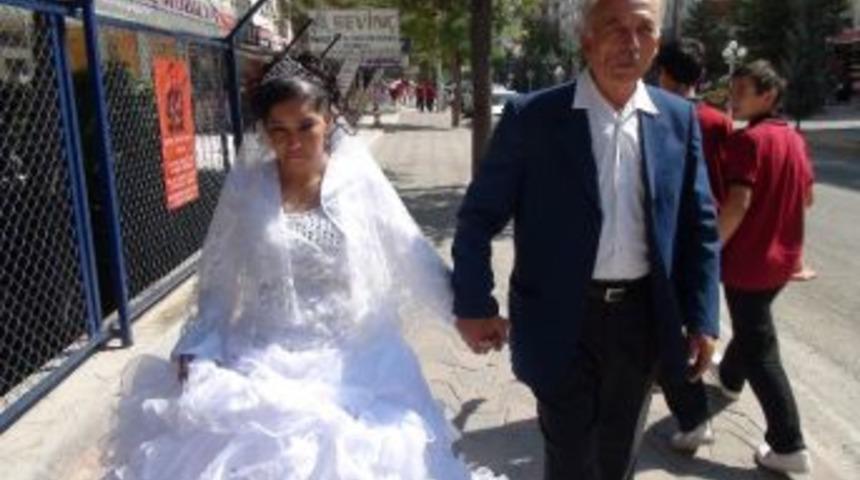 Evlendikten 11 Yıl Sonra Gelinlik-damatlık Giyip Sokakta Dolaştılar