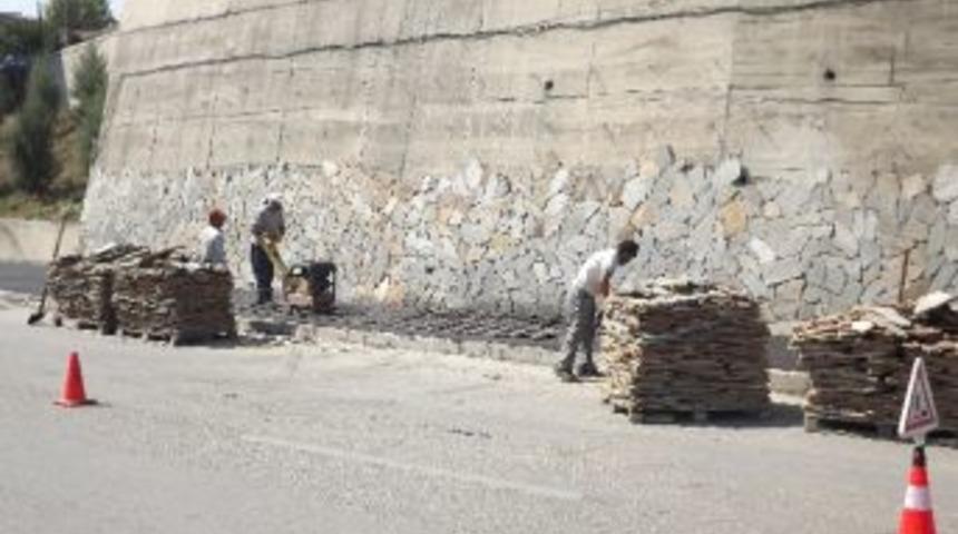 Beton Duvarlara Belediyeden Taş Parke