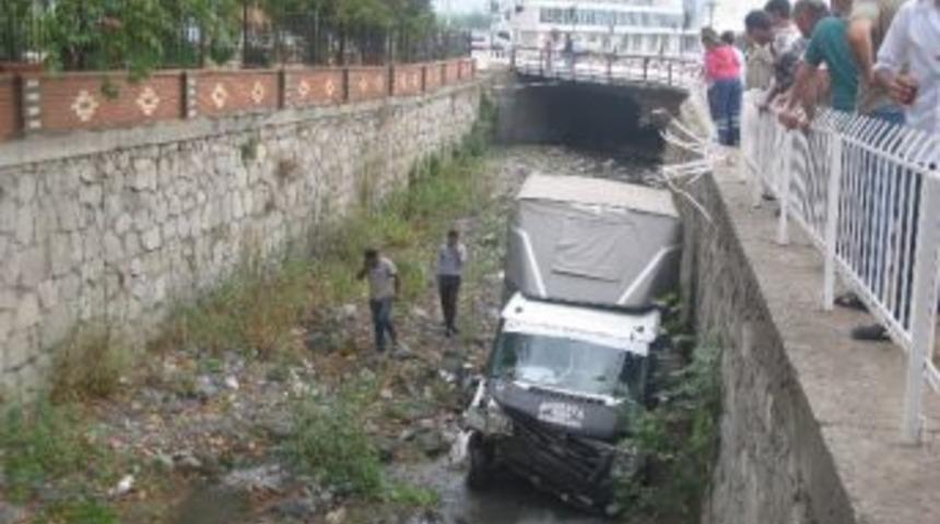 Kamyonet Dereye U&ccedil;tu: 1 Yaralı