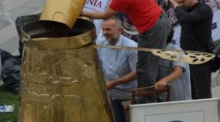 Adapazarı'nda Vatandaşlara D&uuml;nyanın En B&uuml;y&uuml;k Cezvesiyle Kahve Dağıtıldı