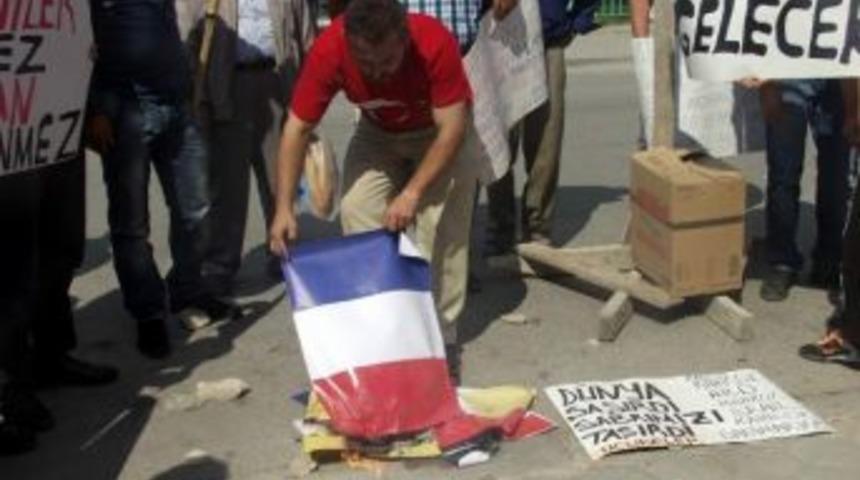 İslam Karşıtı Filme Bayrak Yakarak Tepki G&ouml;sterdiler