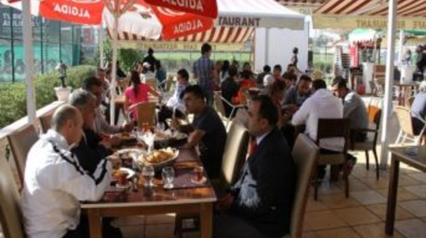 Vali Tekinarslan Tenis&ccedil;ilerle Bir Araya Geldi