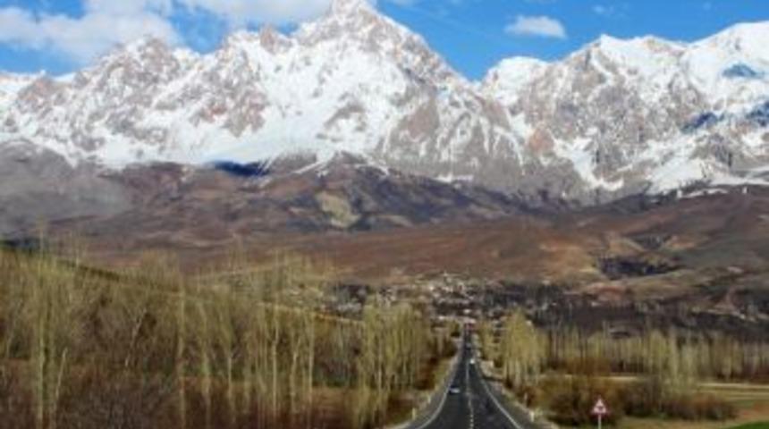 Demirkazık&rsquo;da Mahsur Kalan 4 Dağcıdan 1&rsquo;ine Ulaşılamıyor