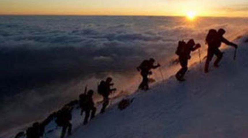 Demirkazık'ta 3 dağcı mahsur, 1'i kayıp