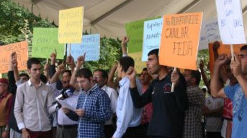 " M&uuml;sl&uuml;manların Y&uuml;reğine Han&ccedil;er Saplandı"