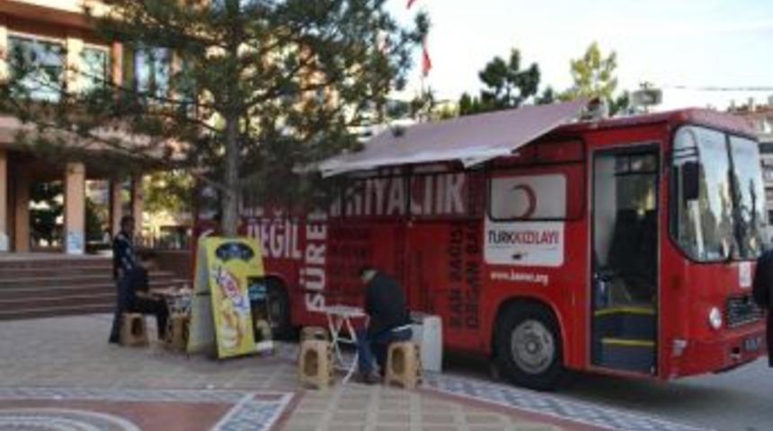 Bir G&uuml;nde 37 &Uuml;nite Kan Toplandı