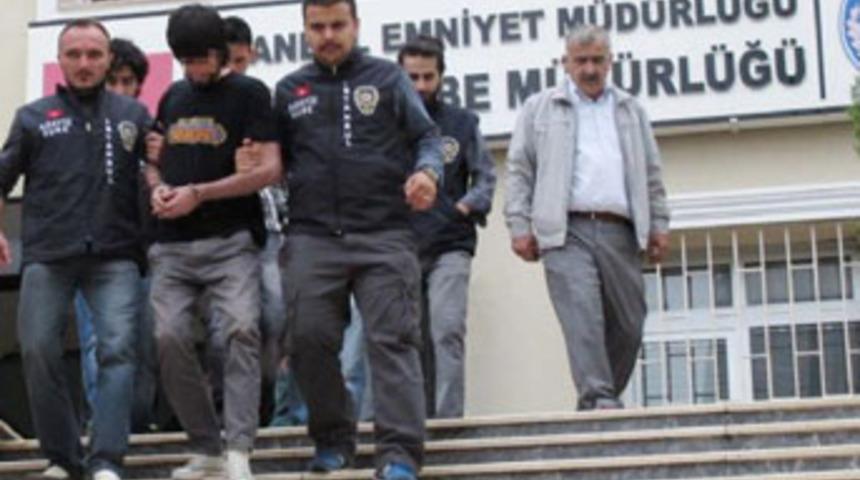 Para i&ccedil;in kendisini kardeşine bı&ccedil;aklattı