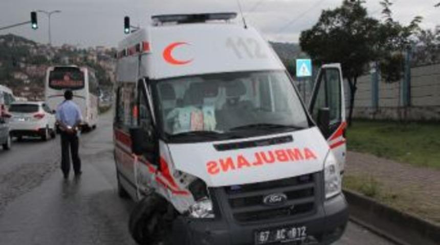 Kazaya Giden Ambulans Trafik Kazası Yaptı: 2 Yaralı