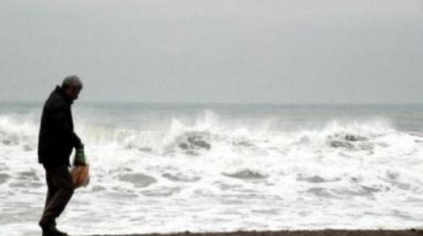 Ak&ccedil;akoca'da Fırtına Dev Dalgalara Neden Oldu