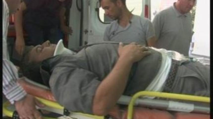 Kamyonet Şarampole Yuvarlandı: 2 Yaralı