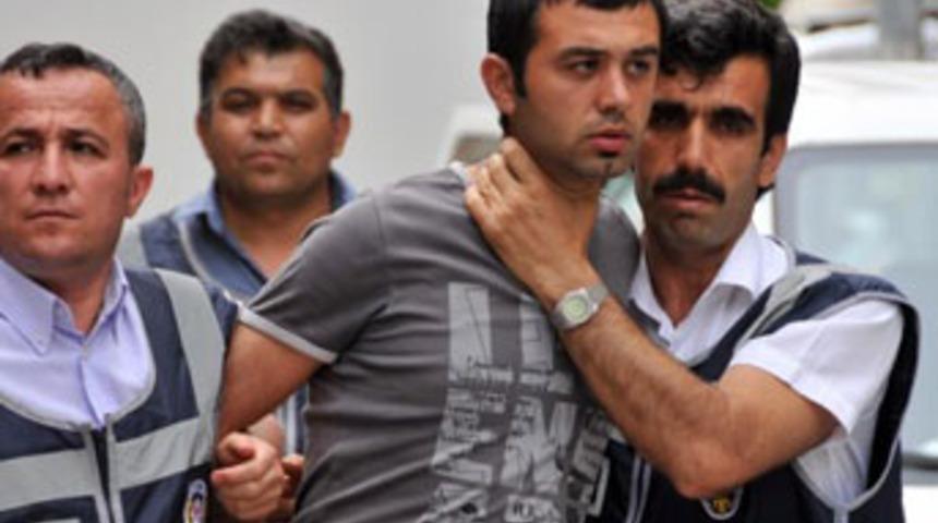 Kız arkadaşını elleriyle boğdu