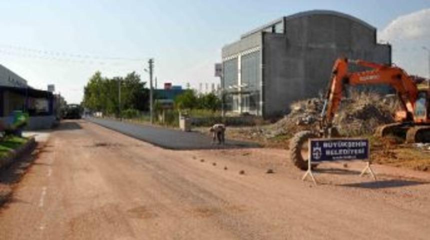 B&uuml;y&uuml;kşehir Kartepe&rsquo;de Yol &Ccedil;alışmalarını S&uuml;rd&uuml;r&uuml;yor