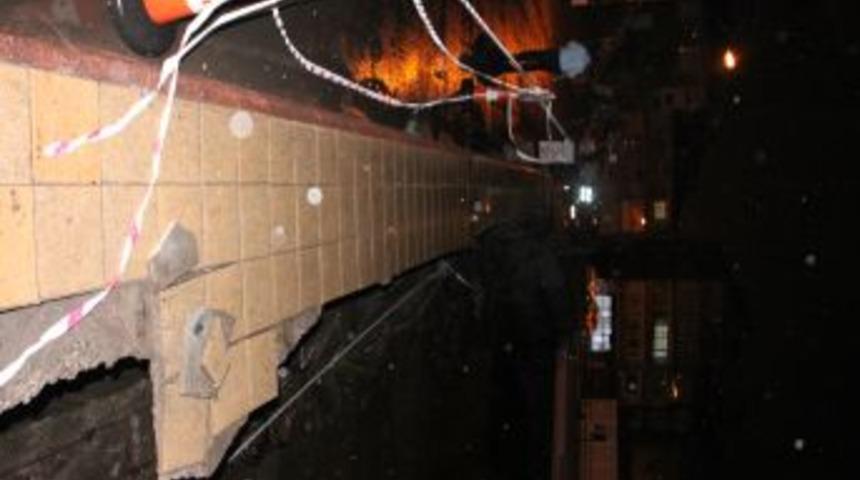 Ereğli'de Sağanak Yağış Sonrasında Kaldırım &Ccedil;&ouml;kt&uuml;